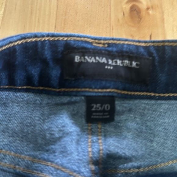 Banana Republic dark wash Jean skirt with button fly EUC - Picture 3 of 5